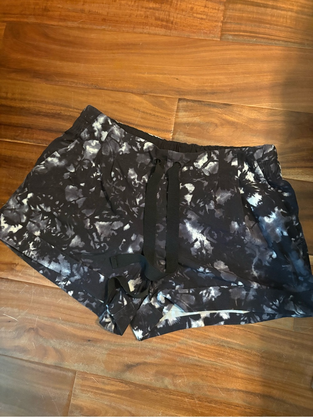 Lululemon Black & White Tie-Dye Shorts – Size 8 (1309)
